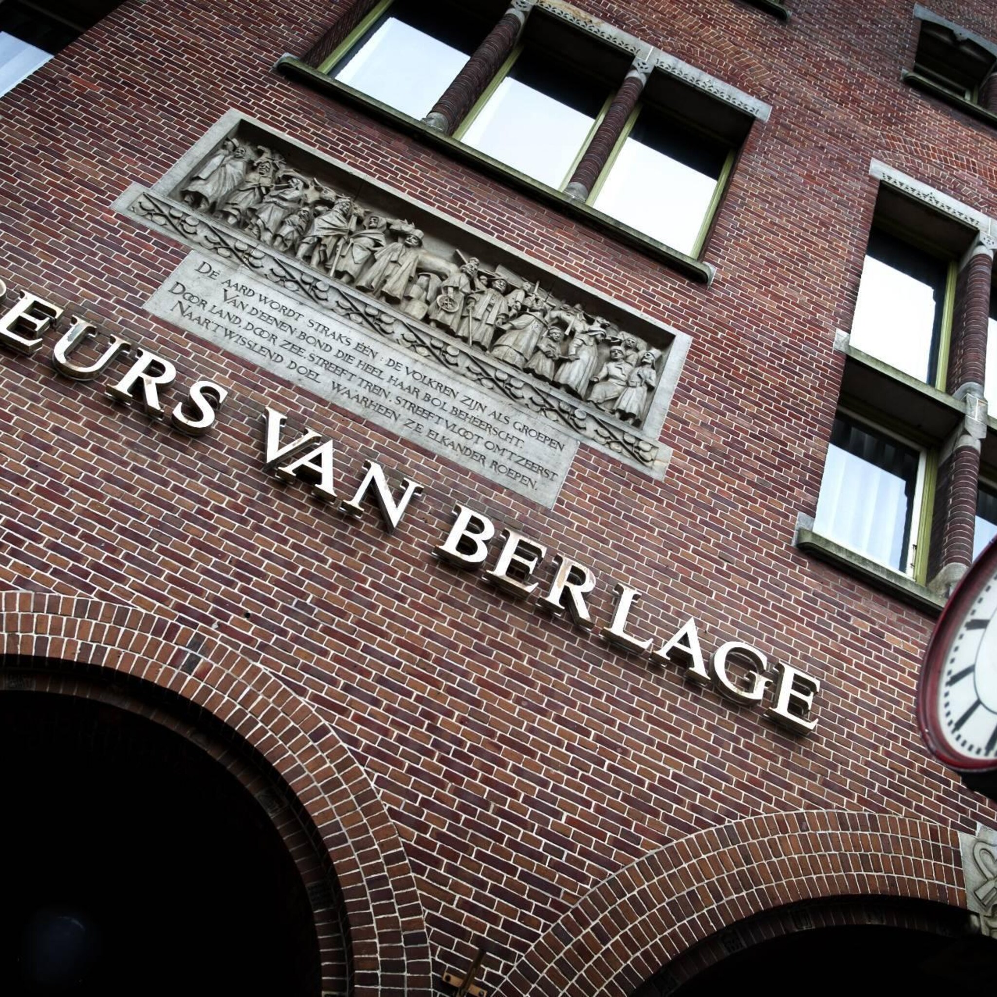 bouwbedrijven verliezen fors op damrak na stikstofuitspraak