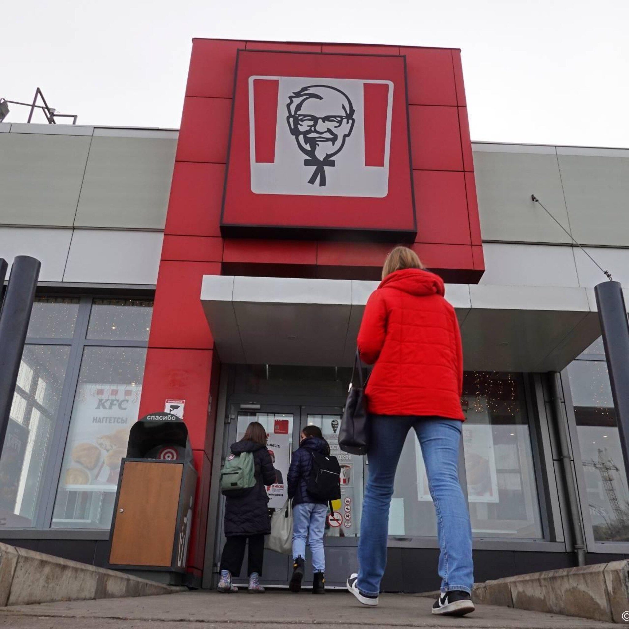 moederbedrijf kfc heeft last van dure dollar