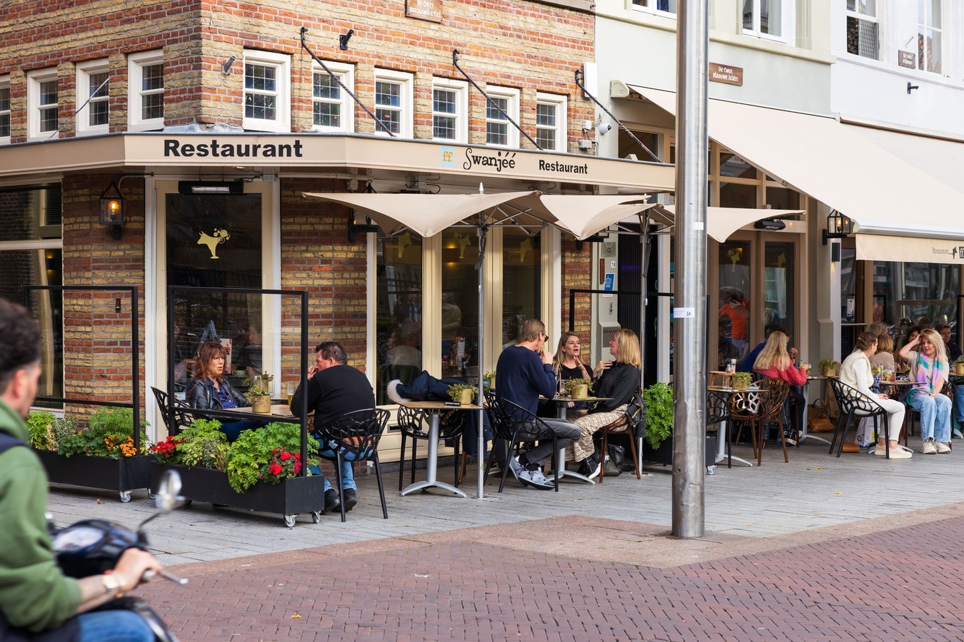 Het terras van FF Swanjéé in Den Bosch waar gasten een energietoeslag van 2,50 euro per persoon betalen. Foto: Roel van der Aa.