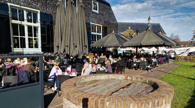 Een vol terras bij grand café Le Verre in Schijndel. Geen enkele horecazaak in Meierijstad zet een energietoeslag op de rekening Foto: Jan Zandee.