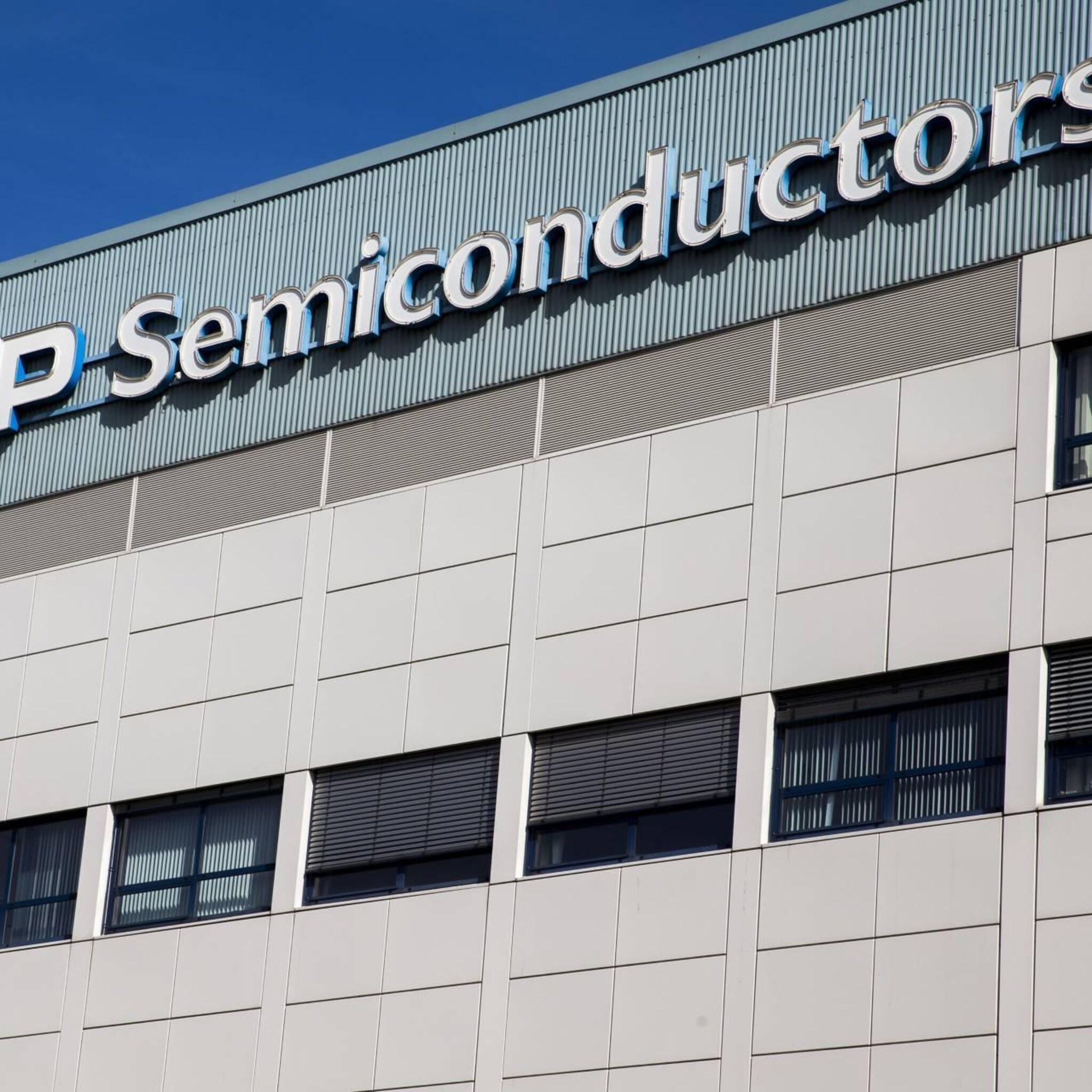 chipmaker nxp groeit flink maar merkt dreigende recessie