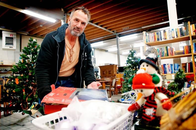 Eigenaar Herman Punt van kringloopwinkel De Waarde op de kerstafdeling. Een opgetuigde boom voor 70 euro is mogelijk. Foto: Ruud Voest.
