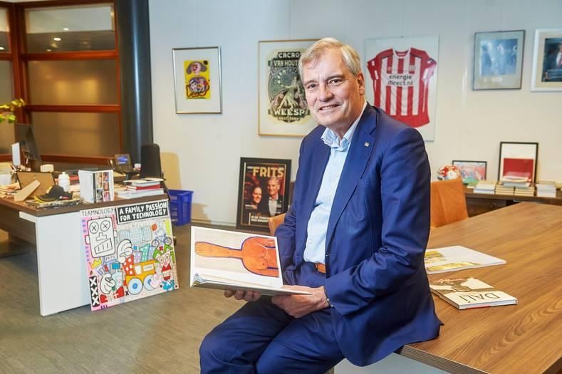 Eric van Schagen op zijn kantoor. Hij is een groot kunstliefhebber. Foto: Van Assendelft Fotografie.