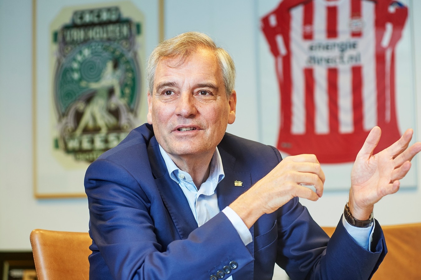 Eric van Schagen is directeur van Simac in Veldhoven, sponsor van PSV, voorzitter van VNO-NCW in Brabant en bestuurder van Het Noordbrabants Museum. In zijn kantoor hangen zowel kunstwerken als voetbal- en wielrenshirts. Foto: Van Assendelft Fotografie