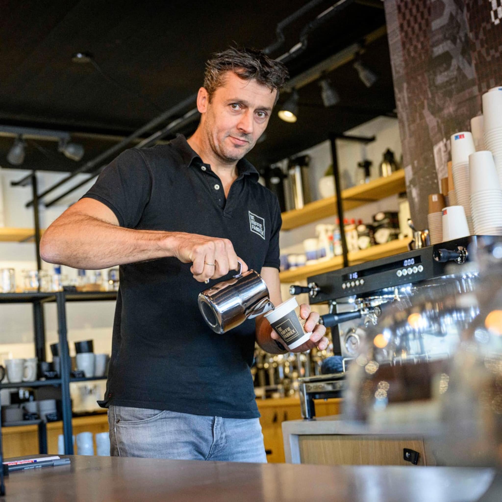 roy bouwde in 10 jaar tijd een waar koffiewal hal la en nog is het niet klaar