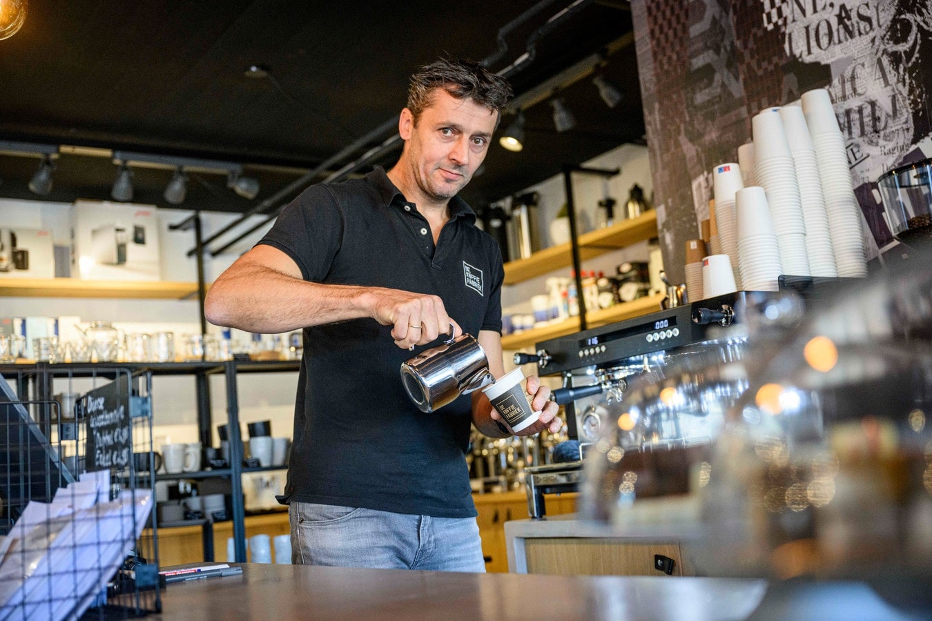 Roy Meijerink begon tien jaar geleden met de verkoop van koffiemachines aan met name bedrijven. De Koffiefabriek is sindsdien flink gegroeid, met eigen merken, een winkel en binnenkort ook een horecagelegenheid, waar mensen bovendien workshops kunnen volgen. Foto: Emiel Muijderman