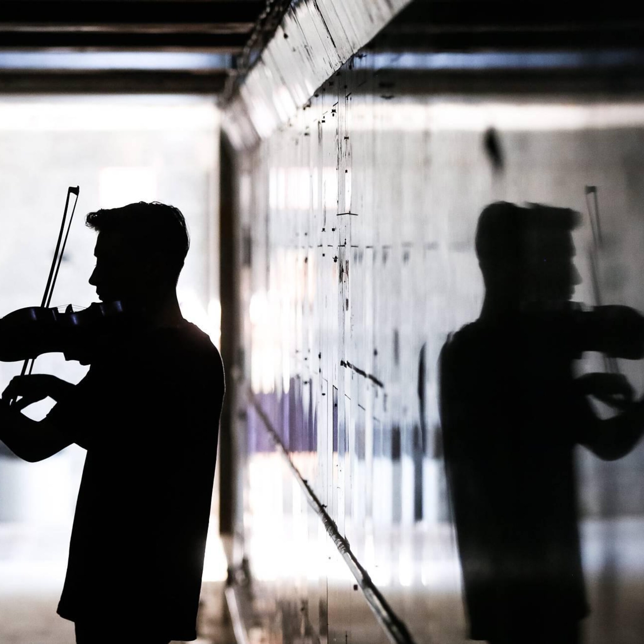 britse straatmuzikant op weg naar klimaattop zonder te vliegen