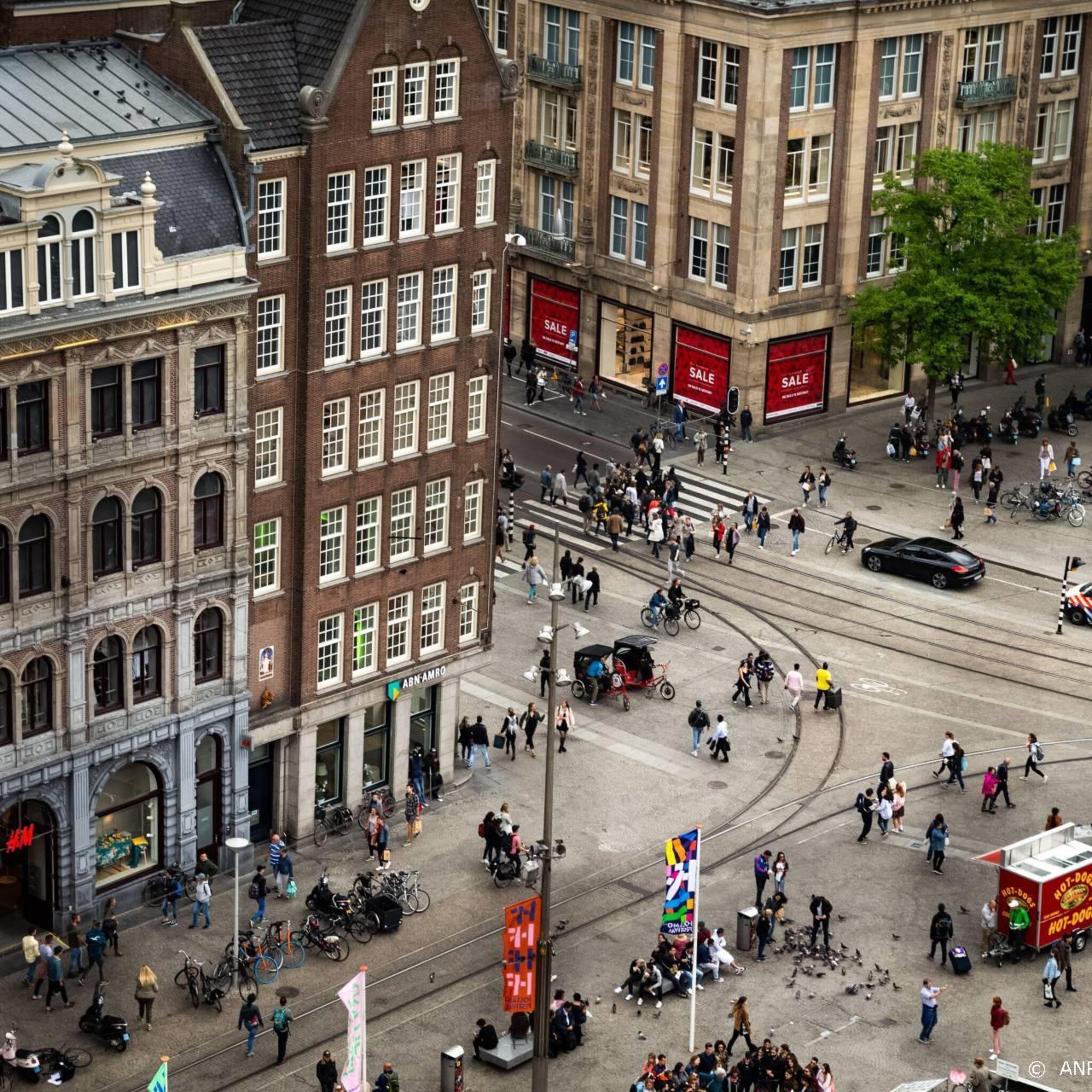 vakbond telt ongeveer honderd stakers bij bijenkorf in amsterdam