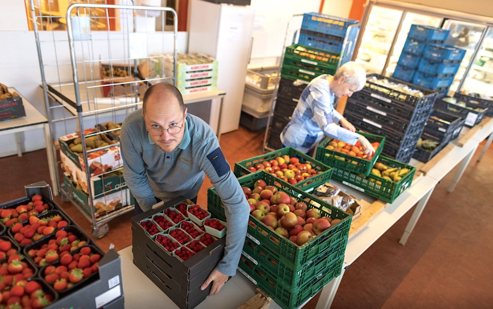Archieffoto van de voedselbank in Den Bosch, waar de kratten worden uitgestald om de producten te tellen voordat de voedselpakketten worden samengesteld. Foto: Roel van der Aa