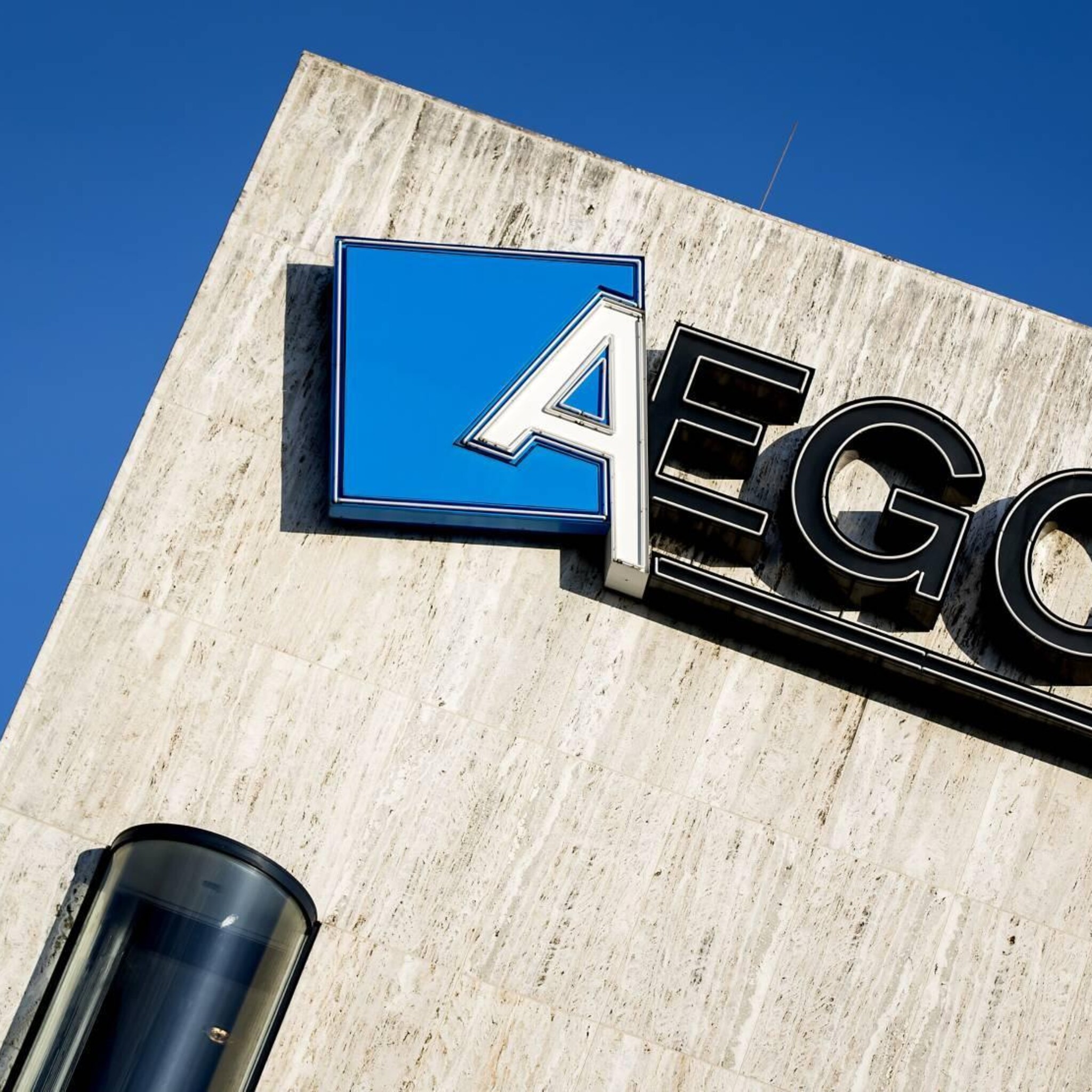 asr koopt nederlandse verzekeringsactiviteiten van aegon