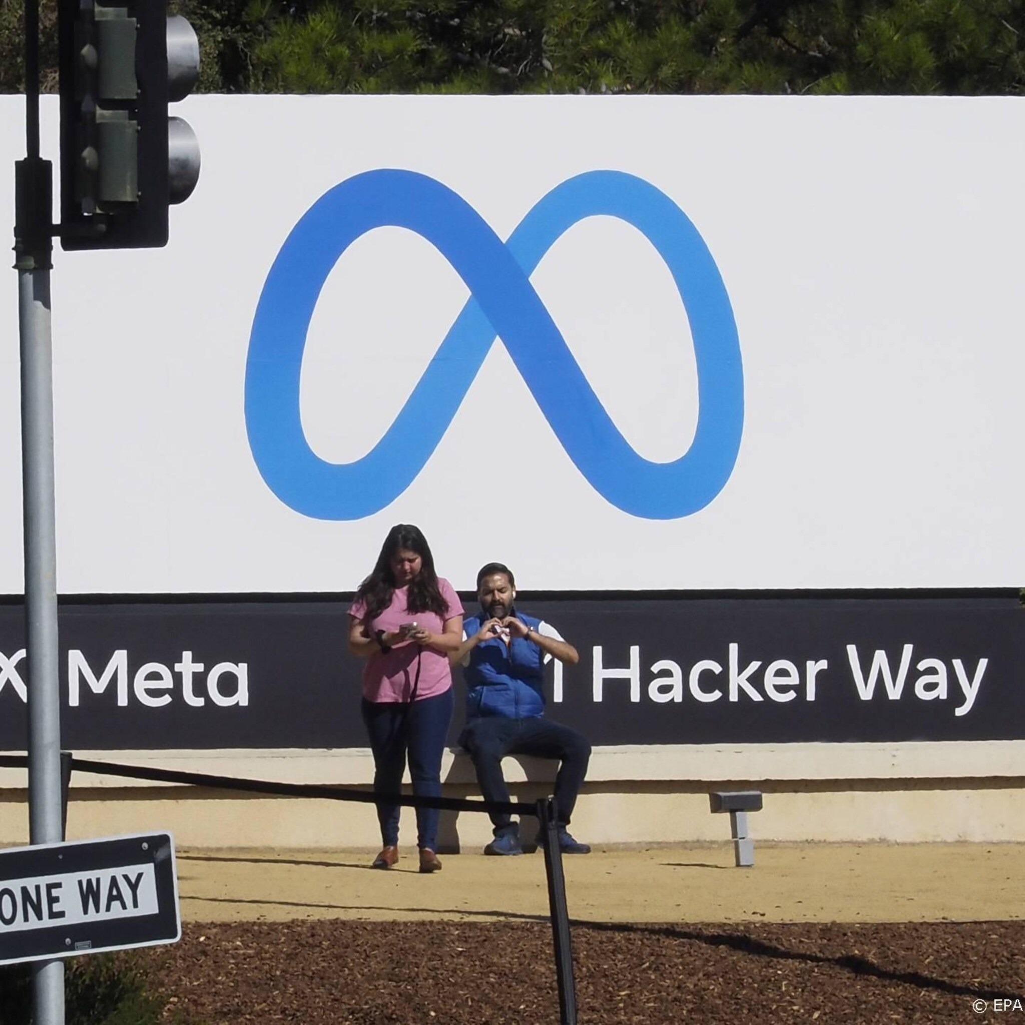 omzetdaling en halvering winst voor facebook moeder meta