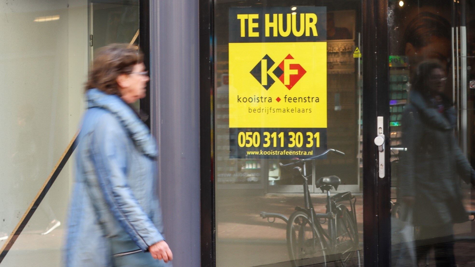 Een winkelpand staat te huur in het centrum van Leeuwarden. Foto: Anton Kappers