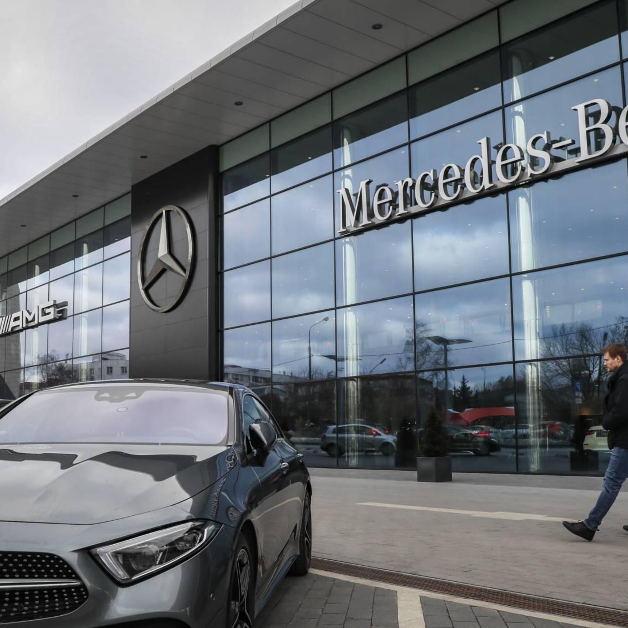 mercedes verkoopt russische activiteiten aan lokale investeerder