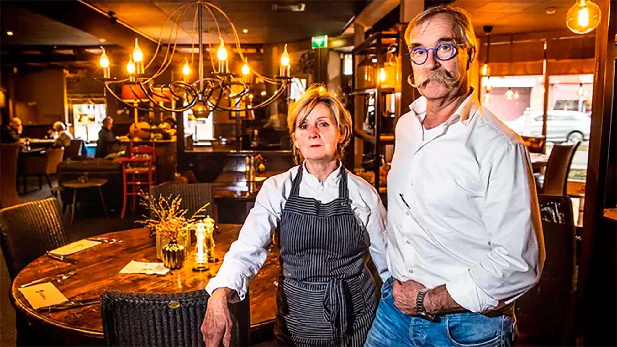 Elly en Eef Nieuwlaar in het restaurant dat ze in tientallen jaren zo zorgvuldig en succesvol opbouwden. Foto: Vincent Jannink