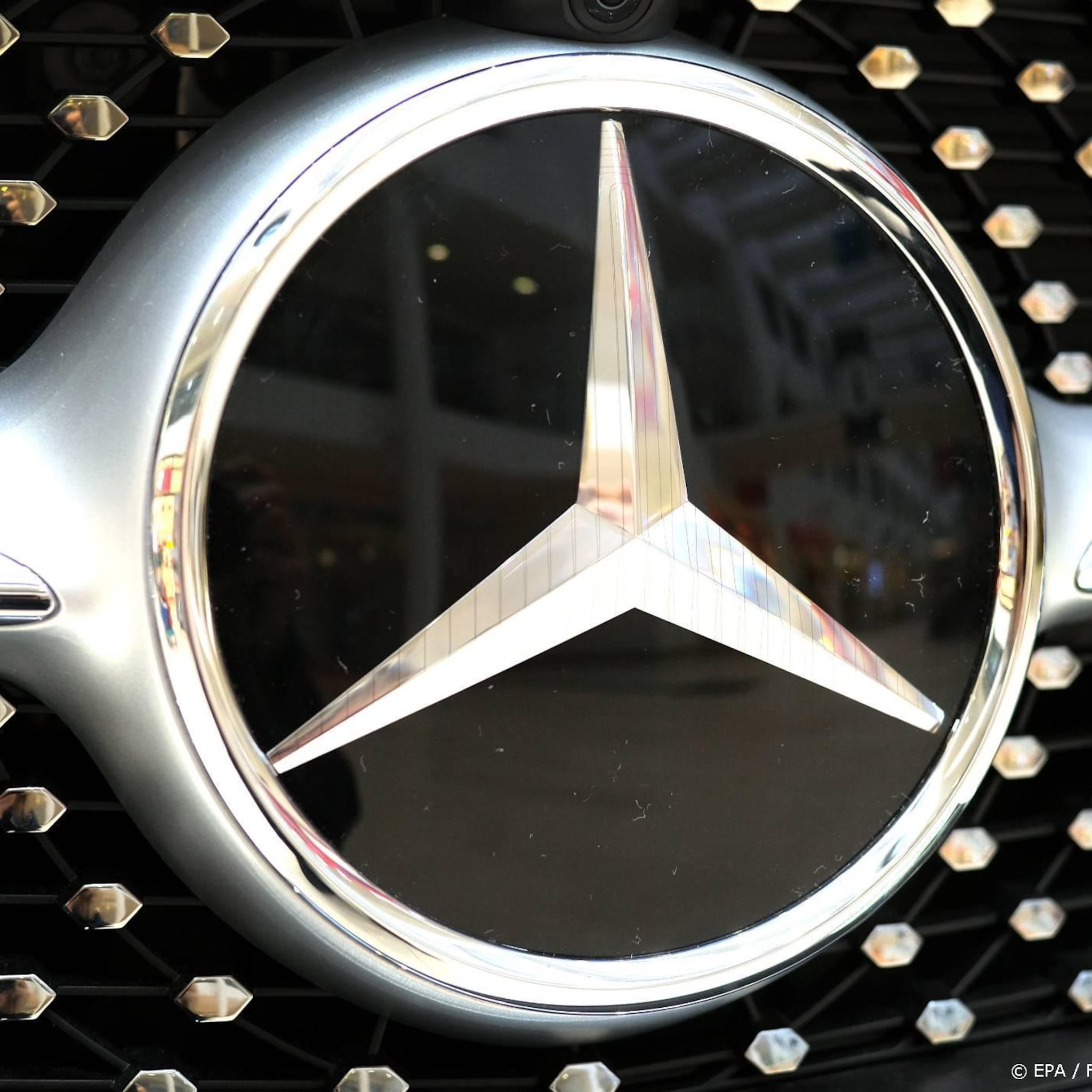 mercedes benz verhoogt opnieuw verwachting na sterke verkopen