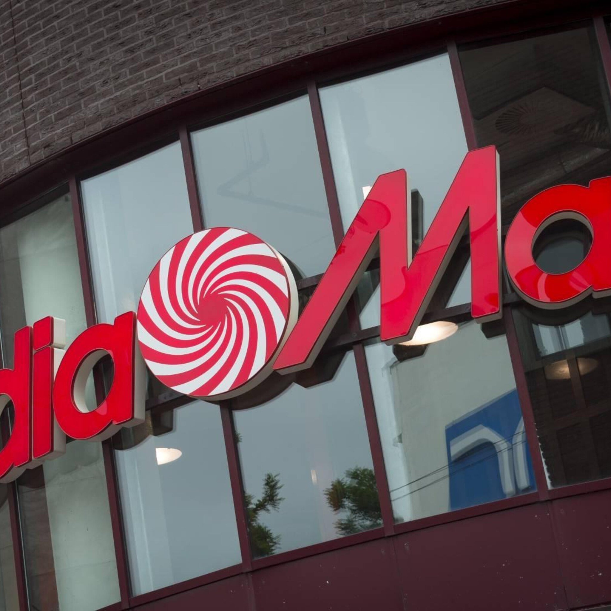 eigenaar mediamarkt maakt minder winst na stijging kosten