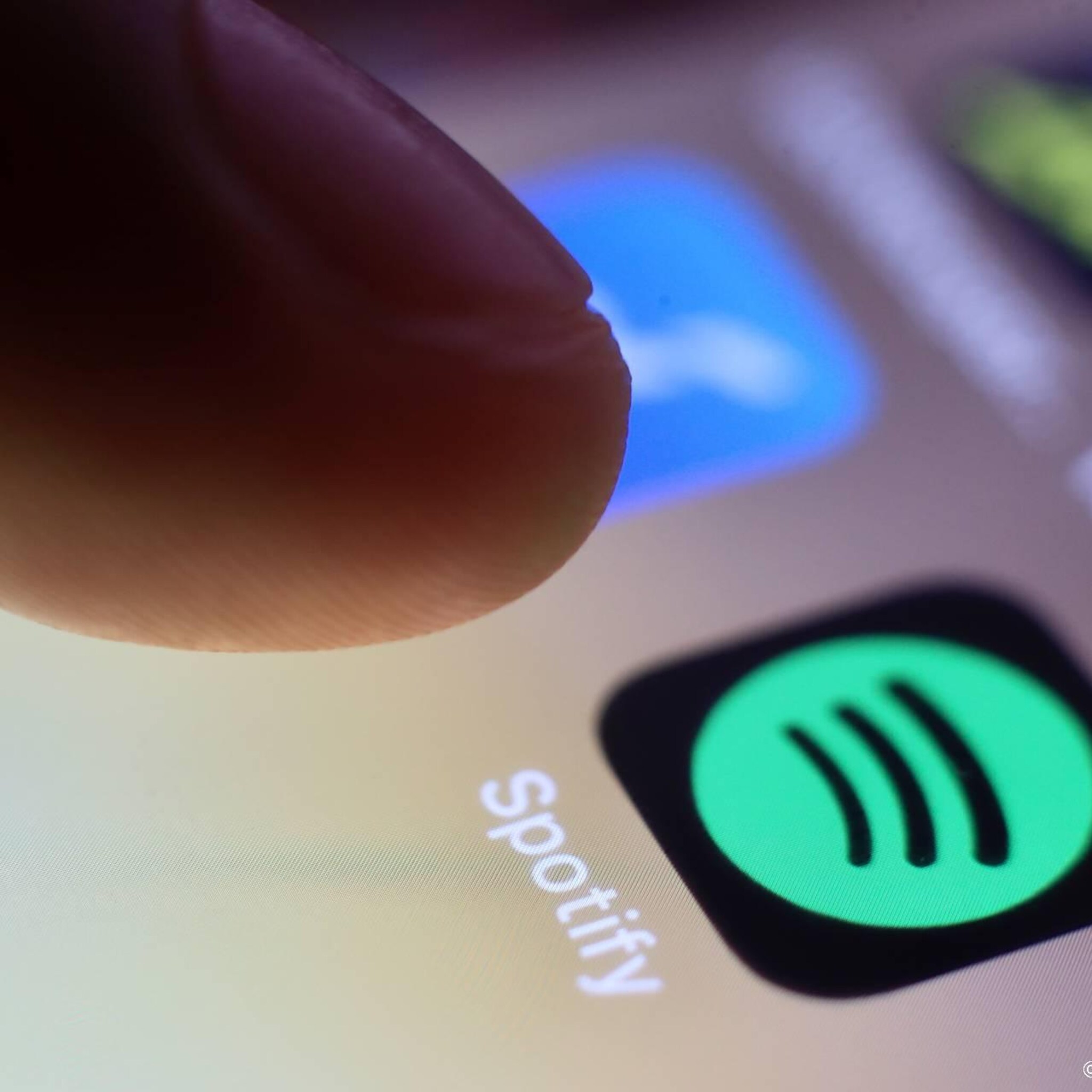 spotify lijdt verlies na forse investeringen in podcasts