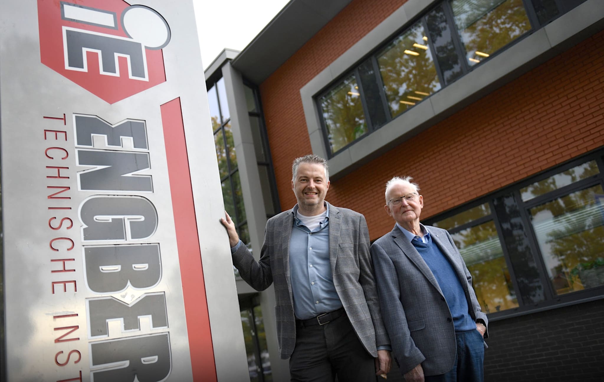 Grondlegger Marinus Broekhuis (rechts) en directeur Arno Broekhuis van Engberink Technische Installaties. Het bedrijf bestaat 60 jaar. Foto: Annina Romita