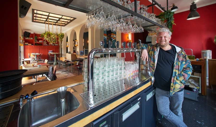 Roel Jordaans in zijn brasserie in de Groene Engel van Oss. Foto: Van Assendelft Fotografie