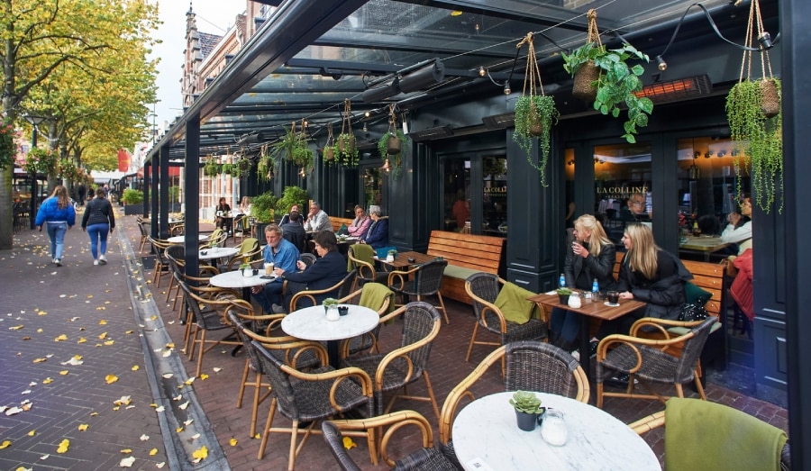 Het terras van La Colline op de Heuvel in Oss. Met dekentjes en terrasverwarming die op verzoek brandt hopen de horecaondernemers de winter door te komen. Foto: Van Assendelft Fotografie