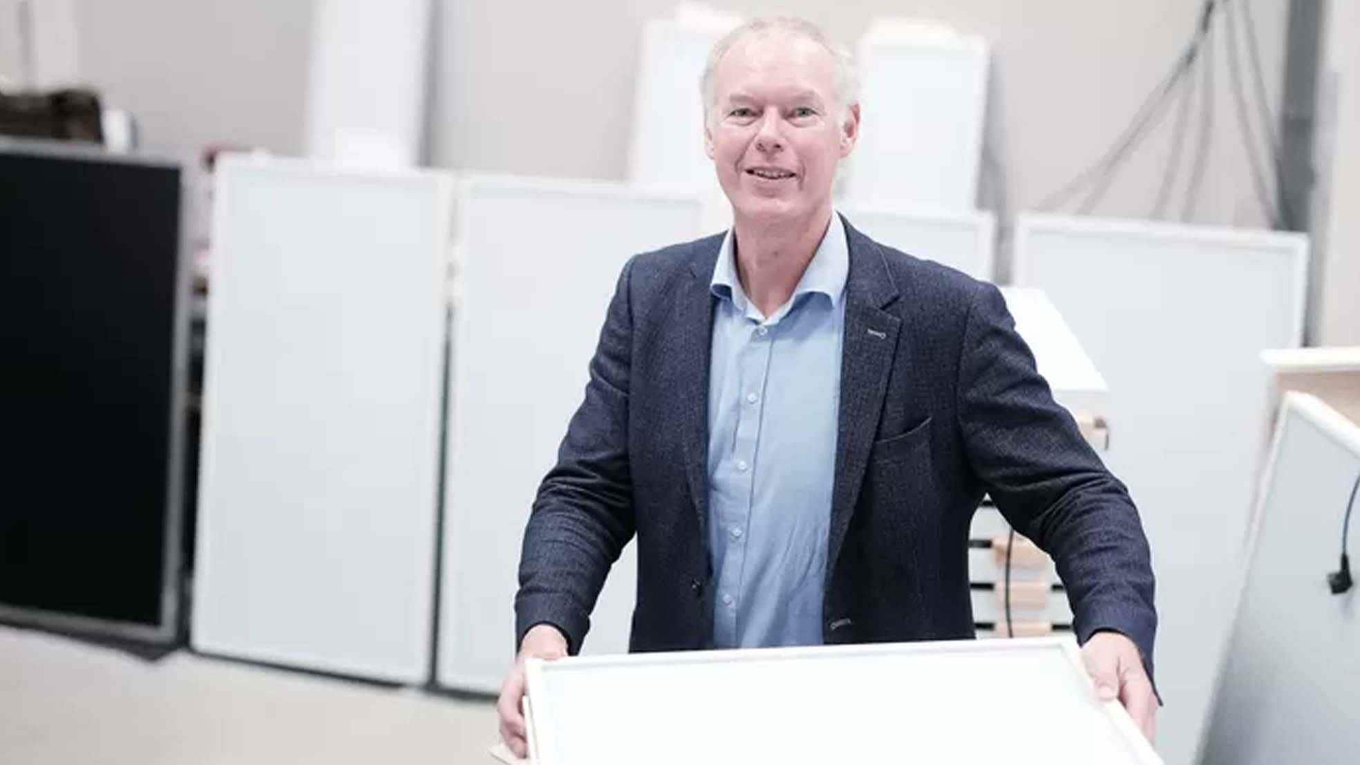 In Duitsland is er ook een run op infraroodpanelen. Inzetje: Paul van Uum, producent van infraroodverwarming in Duiven. Foto: Jan Ruland van den Brink