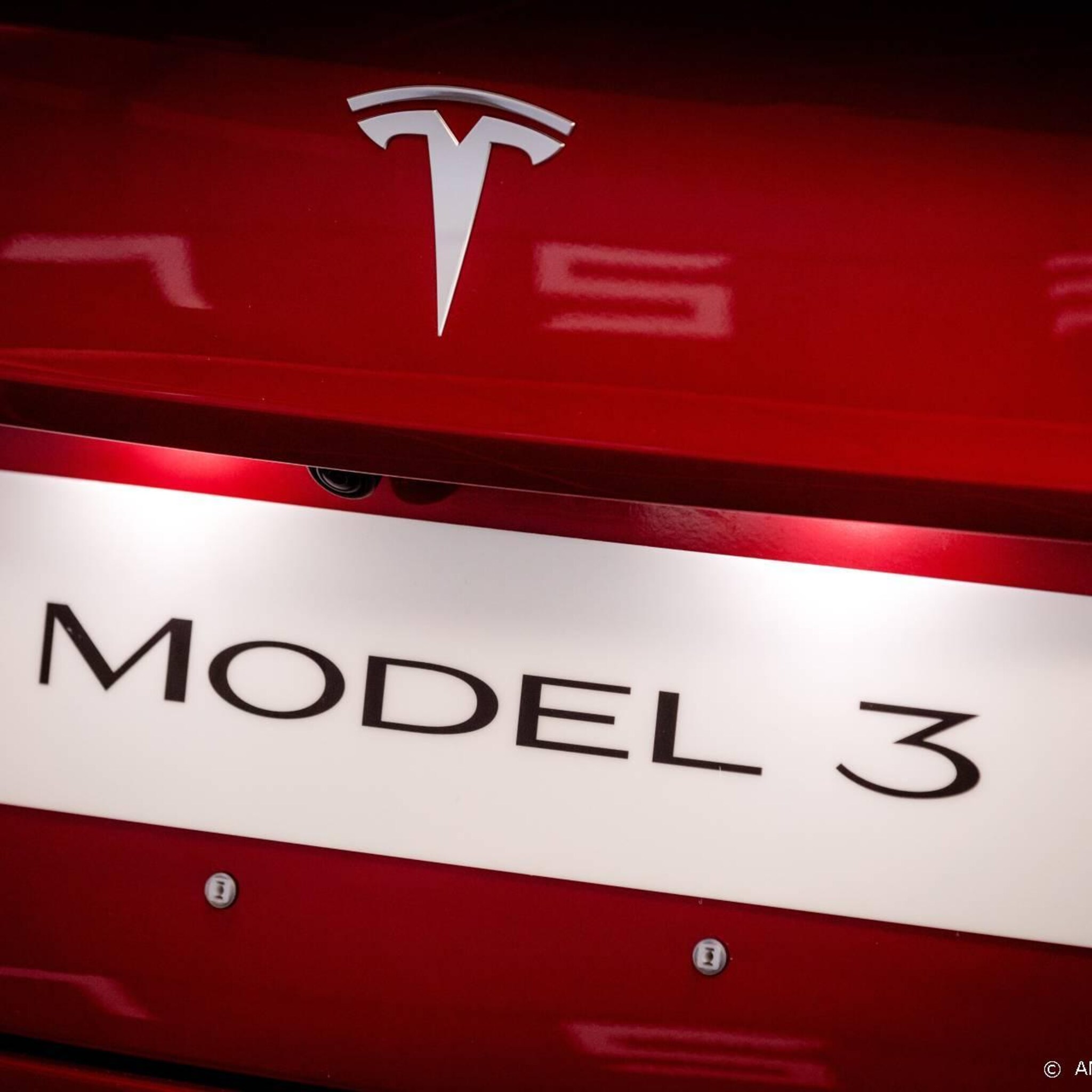 tesla moet prijzen verlagen in china door hevige concurrentie