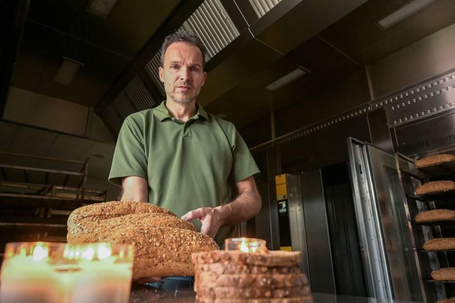 Bakkers voeren actie tegen de hoge energiekosten en de - volgens hen - ontoereikende compensatie die ze daarvoor van het Rijk krijgen. Een van hen is Ronny van der Horst van Bakker Piet in Elspeet. Foto: de Stentor/Maarten van de Biezen.
