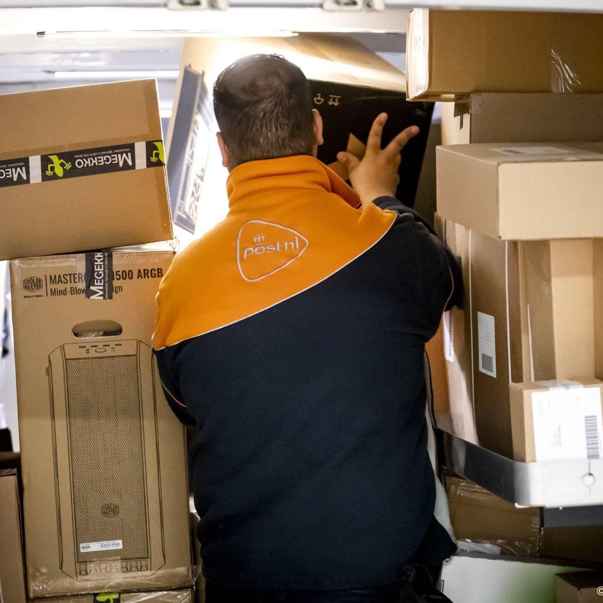 postnl omlaag op beurs na winstalarm chipbedrijven stijgen