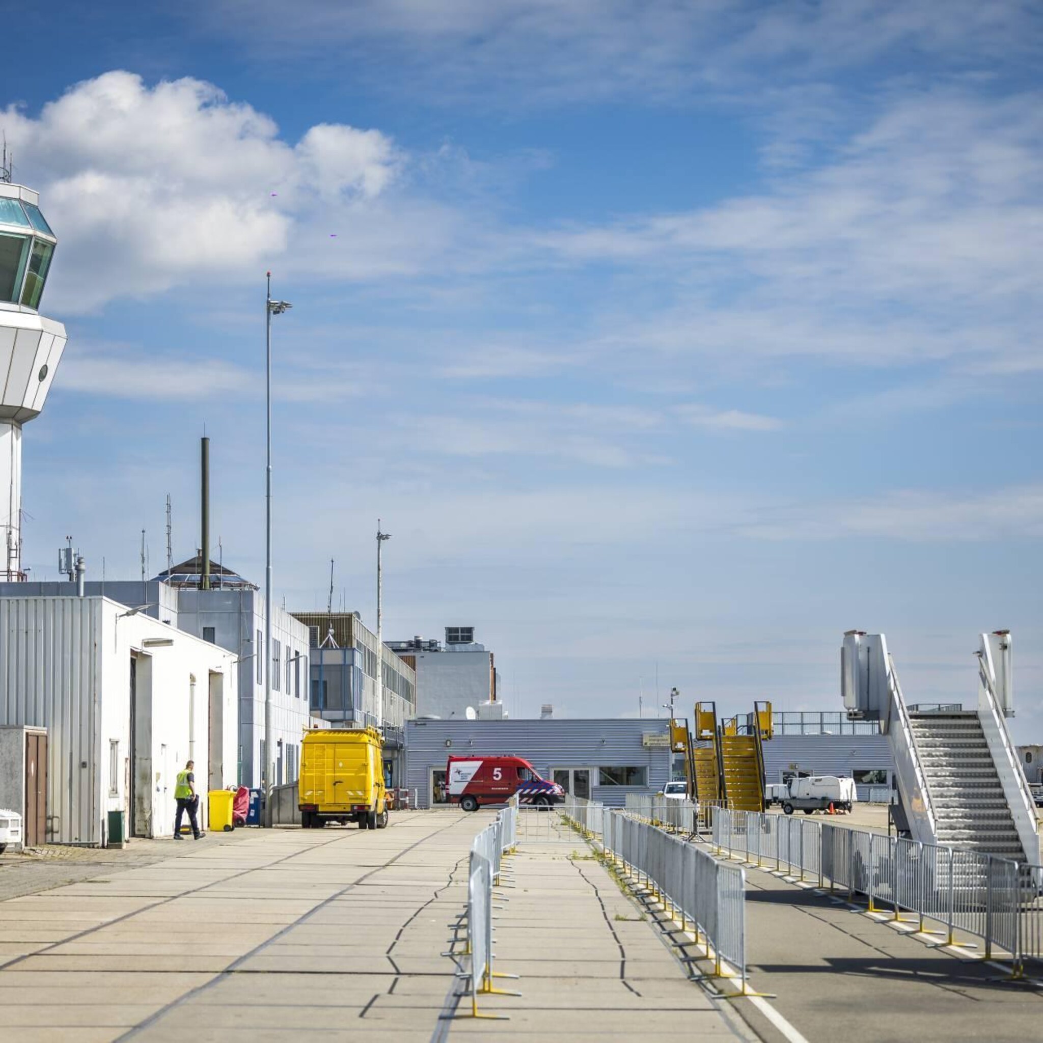 schiphol koopt zich voor 4 miljoen euro in bij limburgs vliegveld