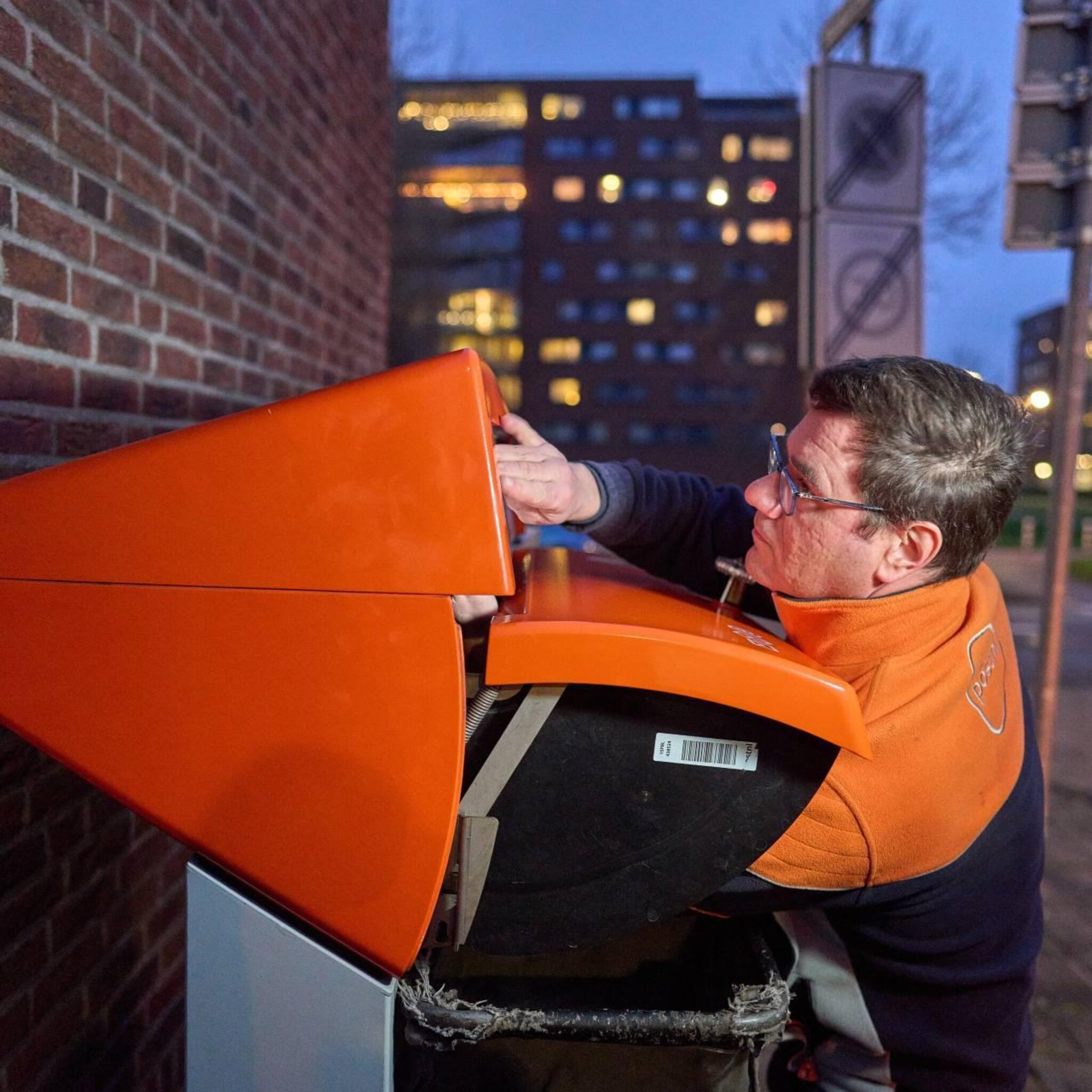 postbezorger postnl centraal op damrak na winstalarm