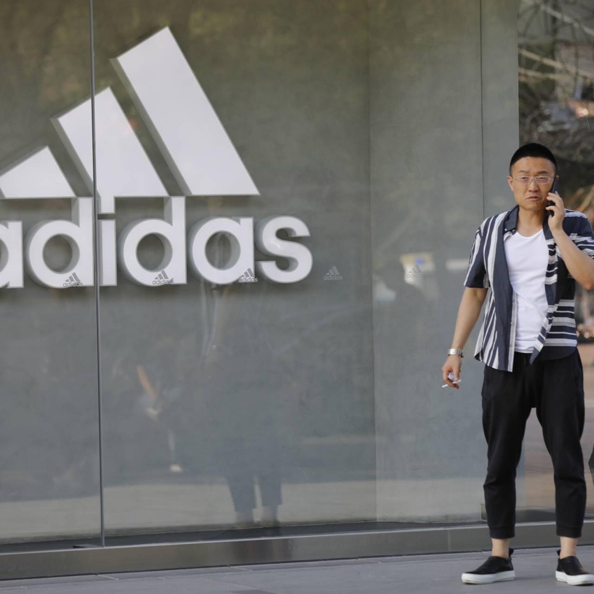 tegenvallende verkopen nopen adidas tot nieuwe winstwaarschuwing