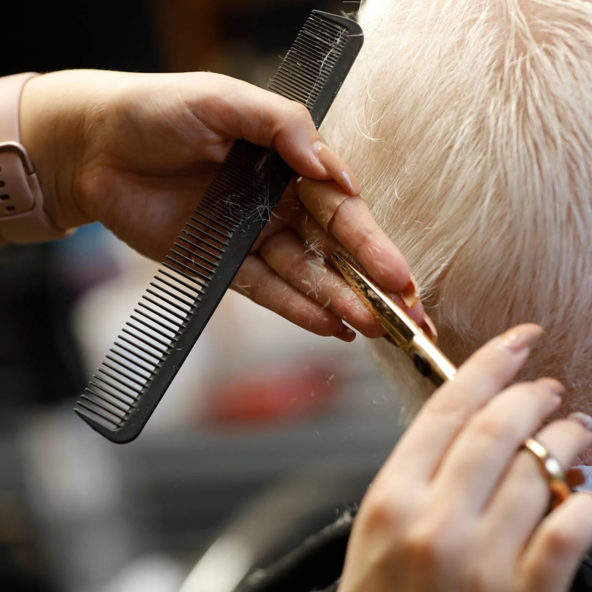 huishoudens gaven meer uit aan diensten kochten minder