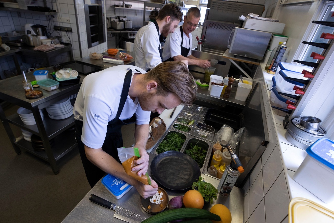In de keuken van restaurant De Zwaan in Geldrop zien ze de komende kerst met vertrouwen tegemoet. Foto: Kees Martens/DCI Media.
