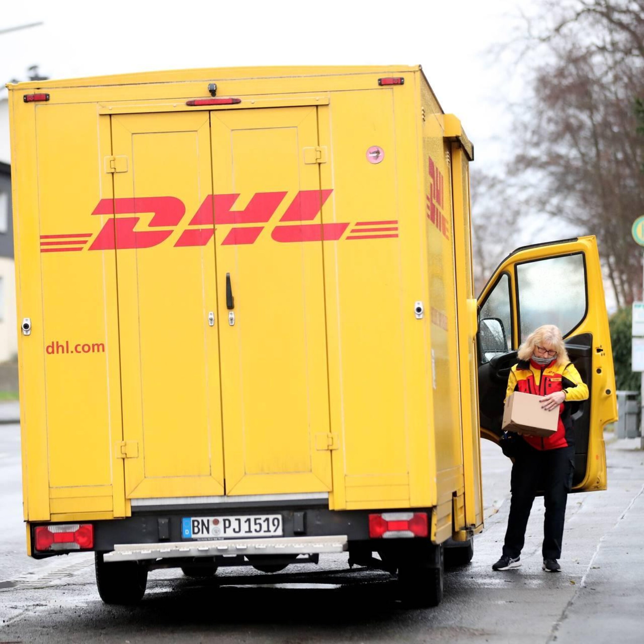 dhl gaat concurrentie met postnl aan op nederlandse postmarkt