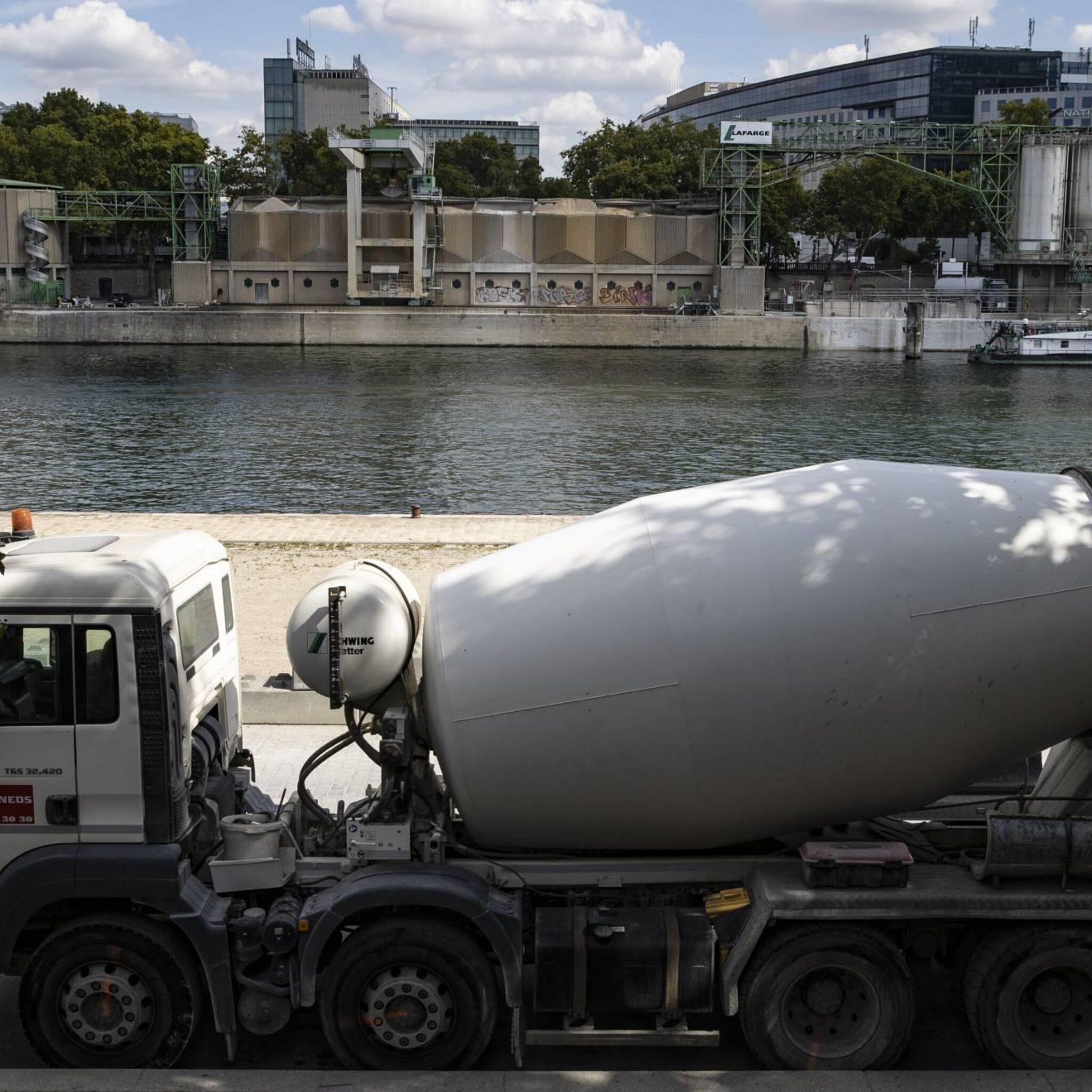franse cementfabrikant erkent schuld aan steunen terrorisme