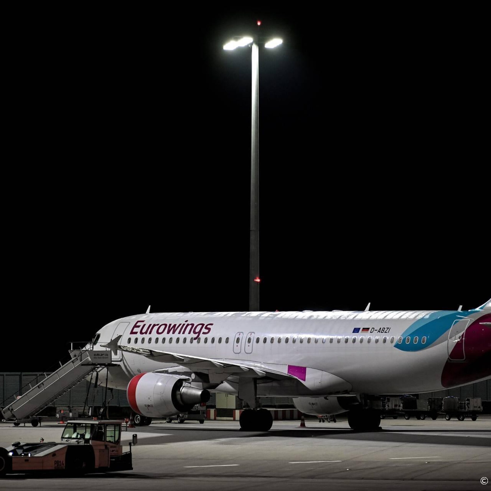 bijna de helft van vluchten eurowings geschrapt door staking