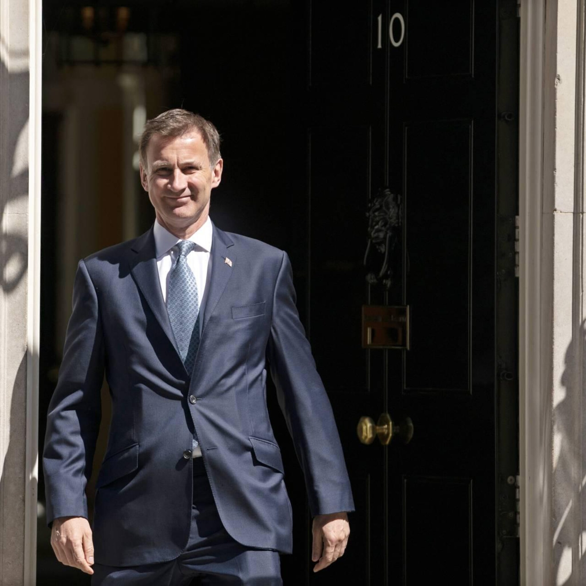 britse minister van financien draait belastingverlagingen terug