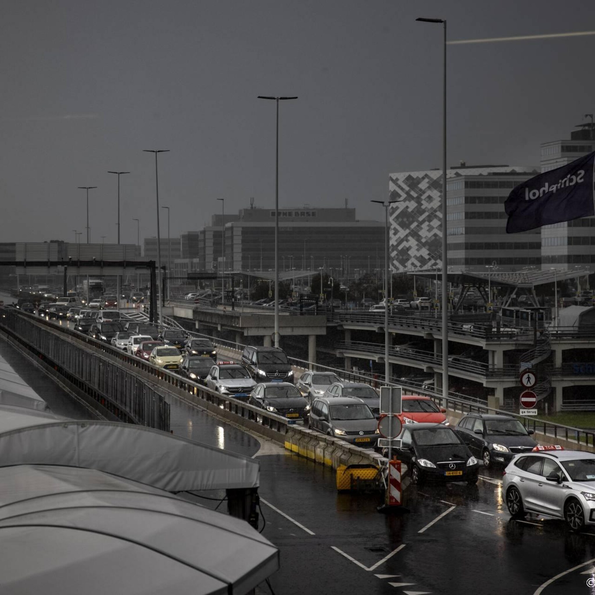 druk begin herfstvakantie op schiphol veel reizigers te vroeg
