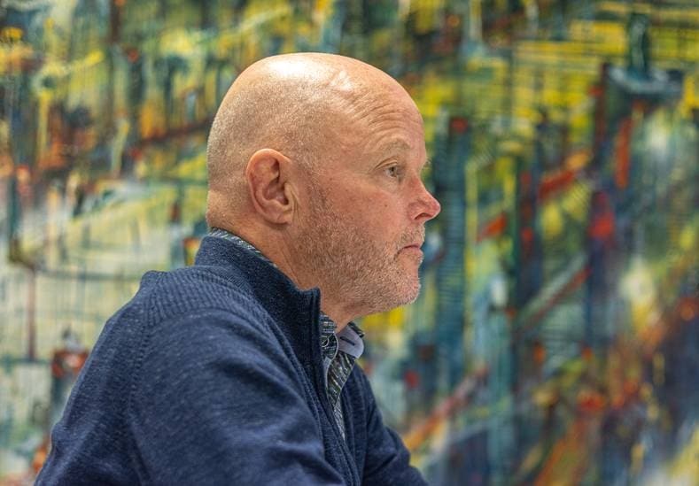 Zwier Dullink werkte bij de Belastingdienst en helpt als pensionado via Over Rood ondernemers in problemen bij het herschikken van hun administratie. Foto: Frans Paalman