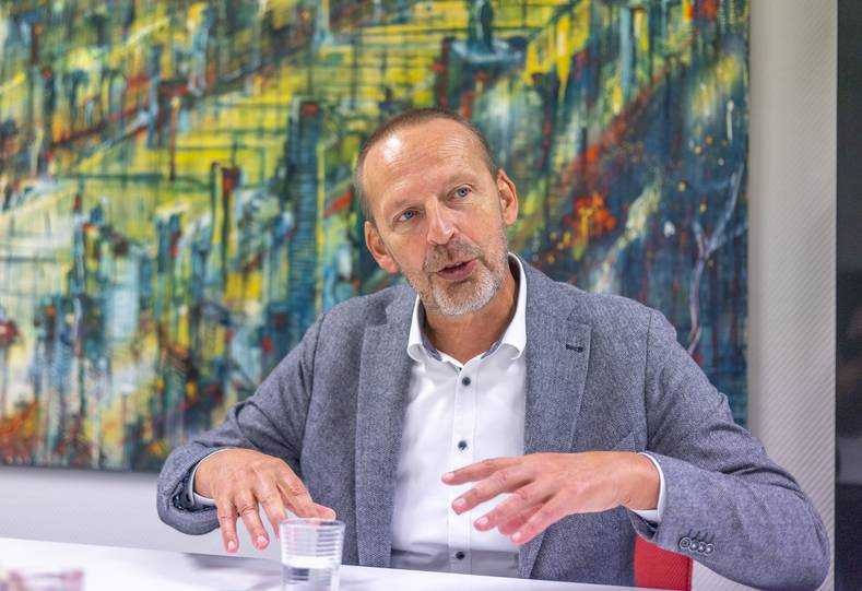 Frank Mandemaker adviseert ondernemers in de regio Zwolle bij financiële problemen: ,,Mijn gouden tip is: breng structuur aan en denk minstens een jaar vooruit.” Foto: Frans Paalman