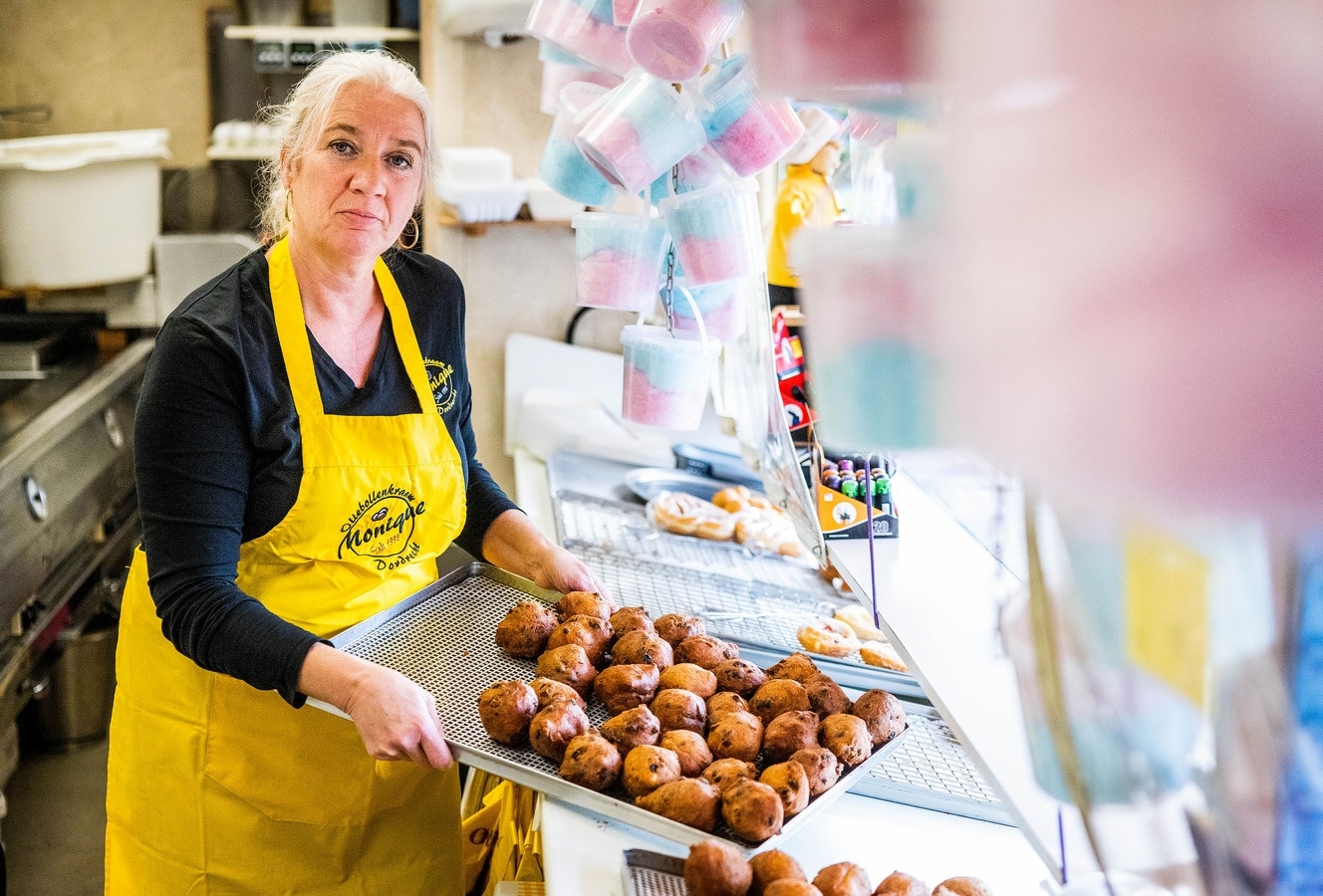 Monique van Griensven in haar oliebollenkraam. Foto: Jeffrey Groeneweg.