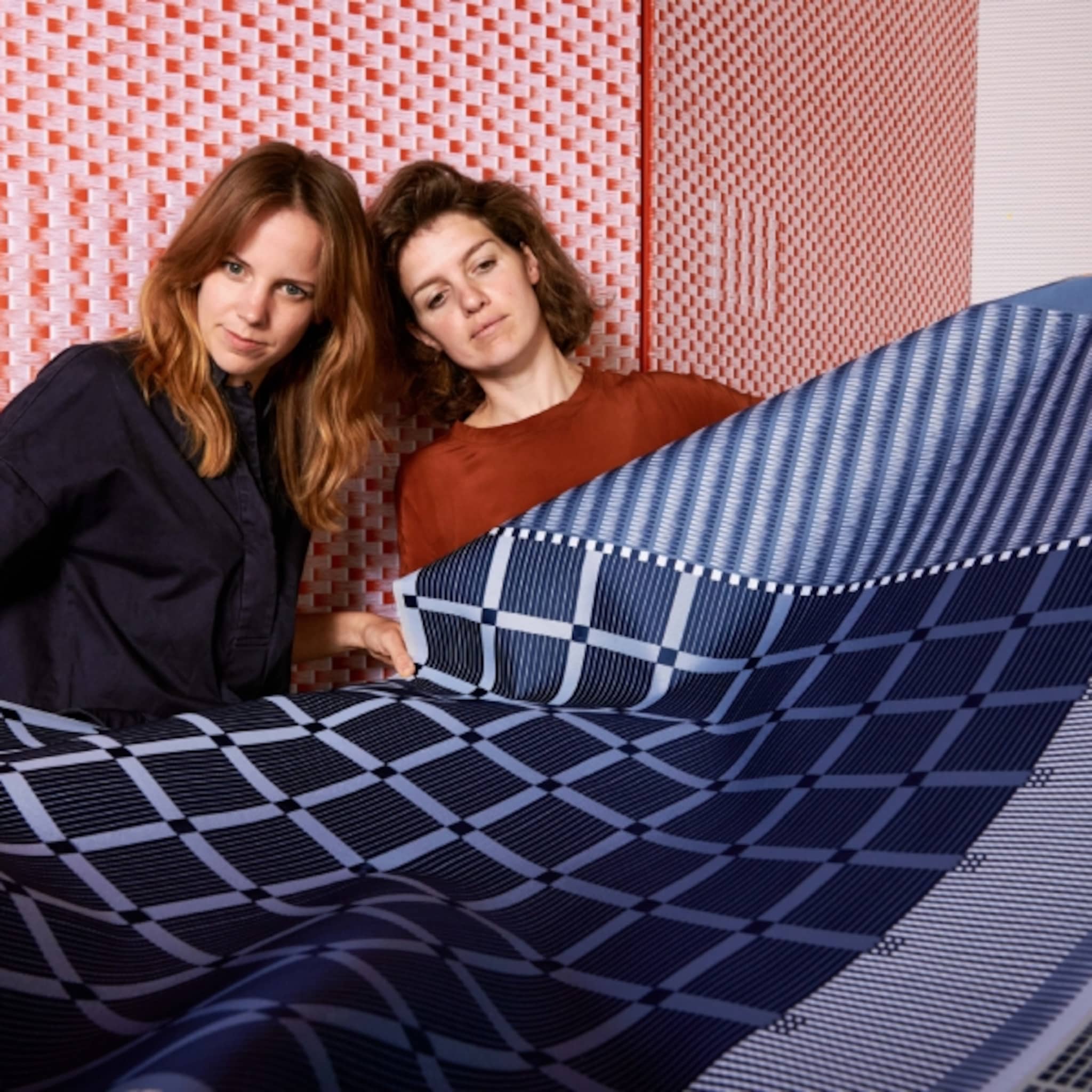nienke en alissa ontwerpen anti burn outbehang en futuristische zonwering de mens staat centraal