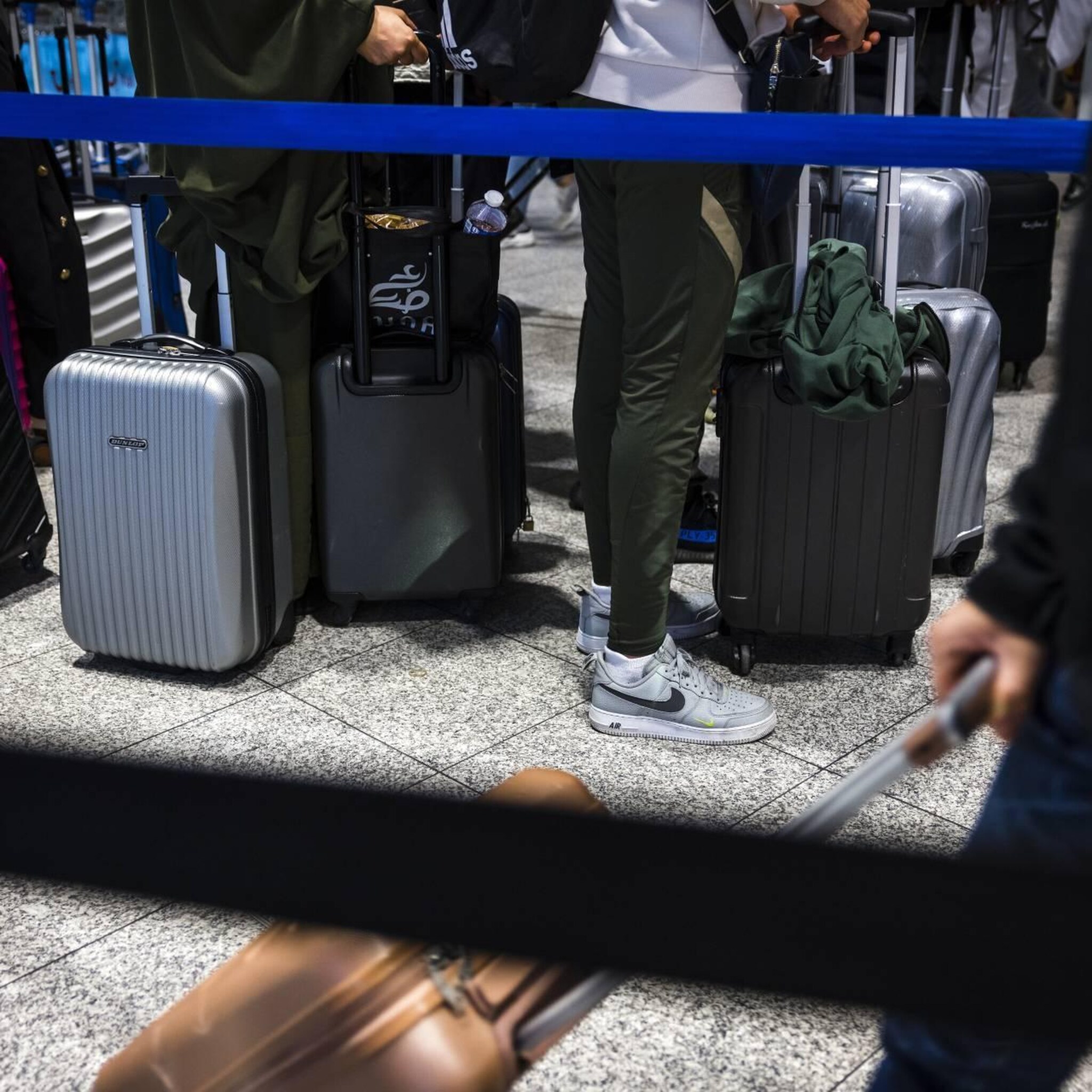 deel reizigers eindhoven airport miste vlucht door drukte