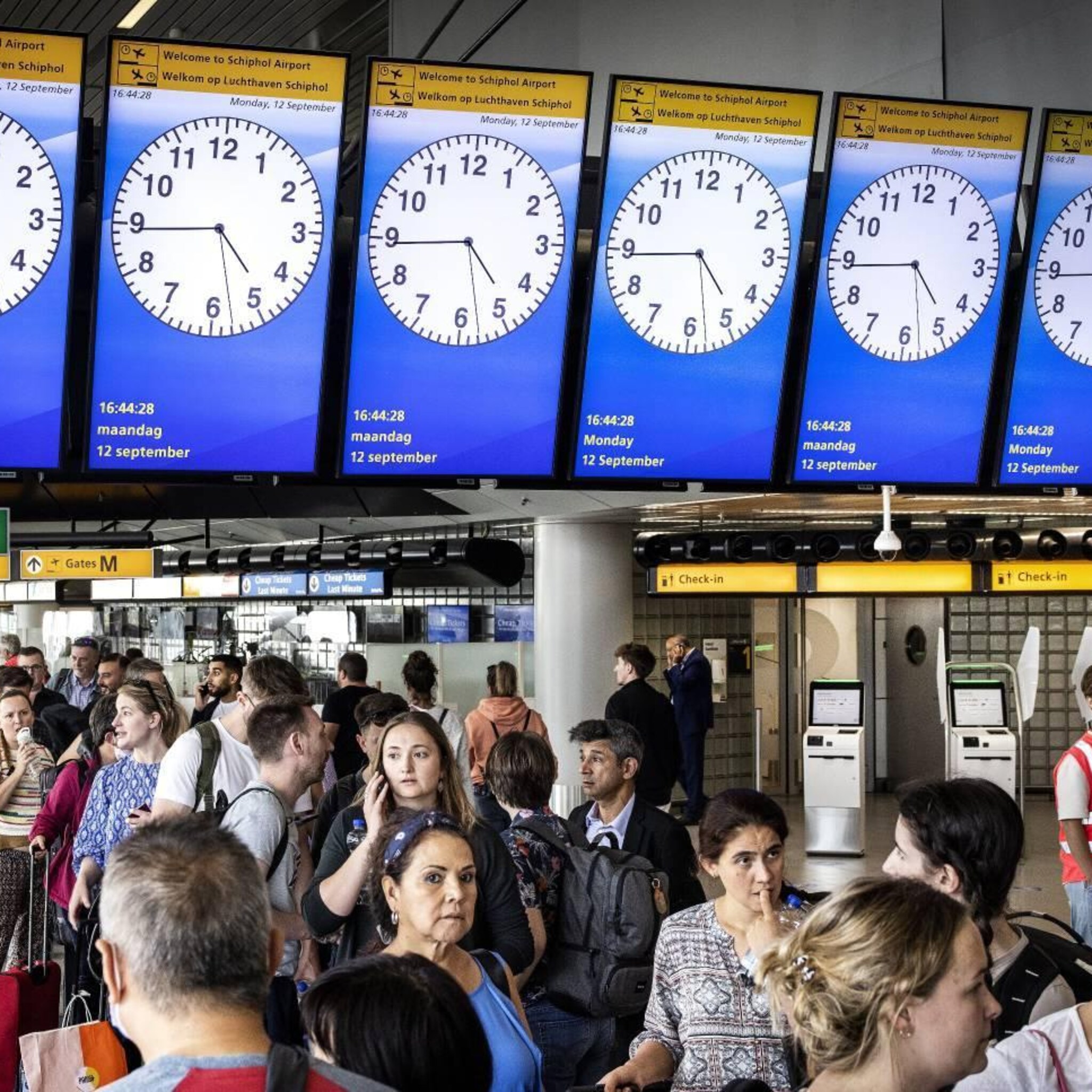 rijen bij paspoortcontroles schiphol door te weinig marechaussees