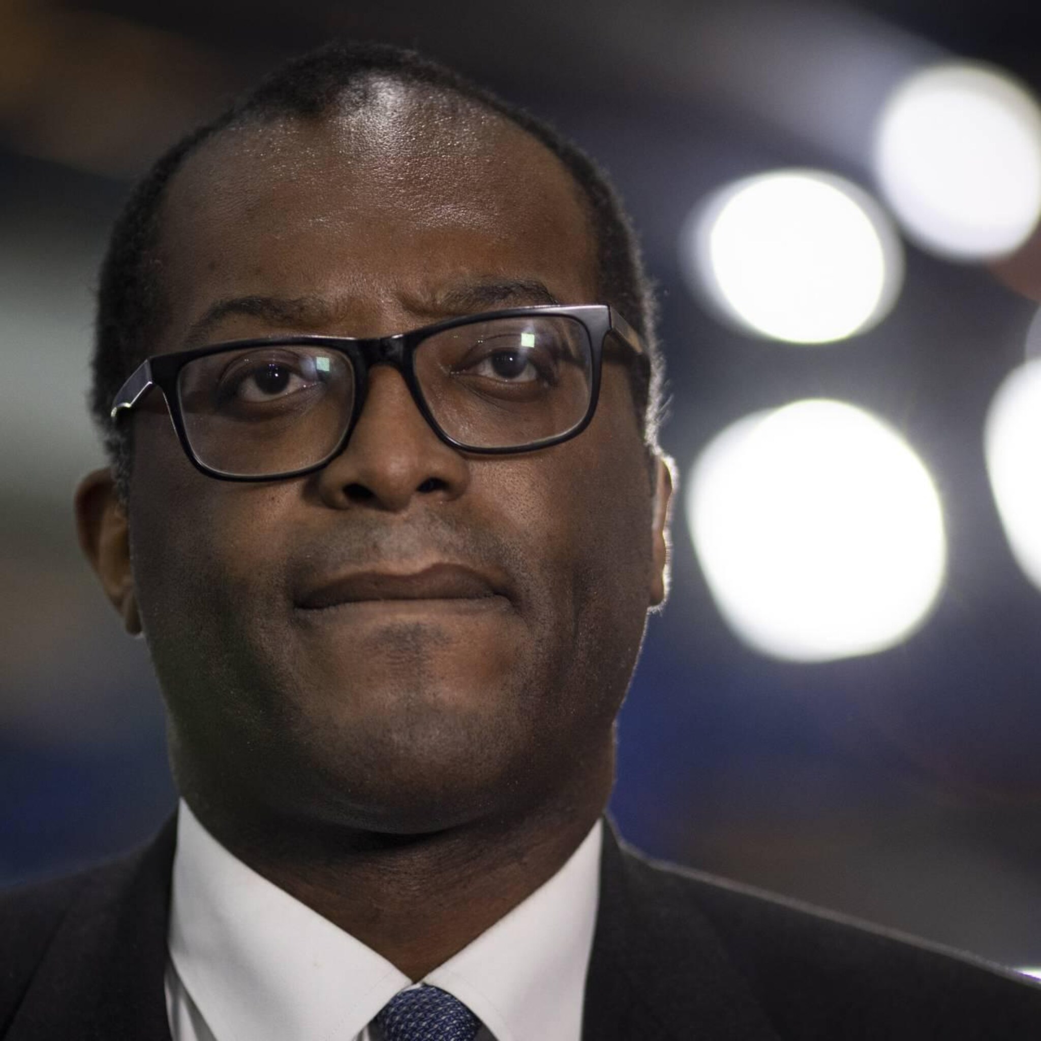 britse minister onderbreekt reis door onrust belastingplannen