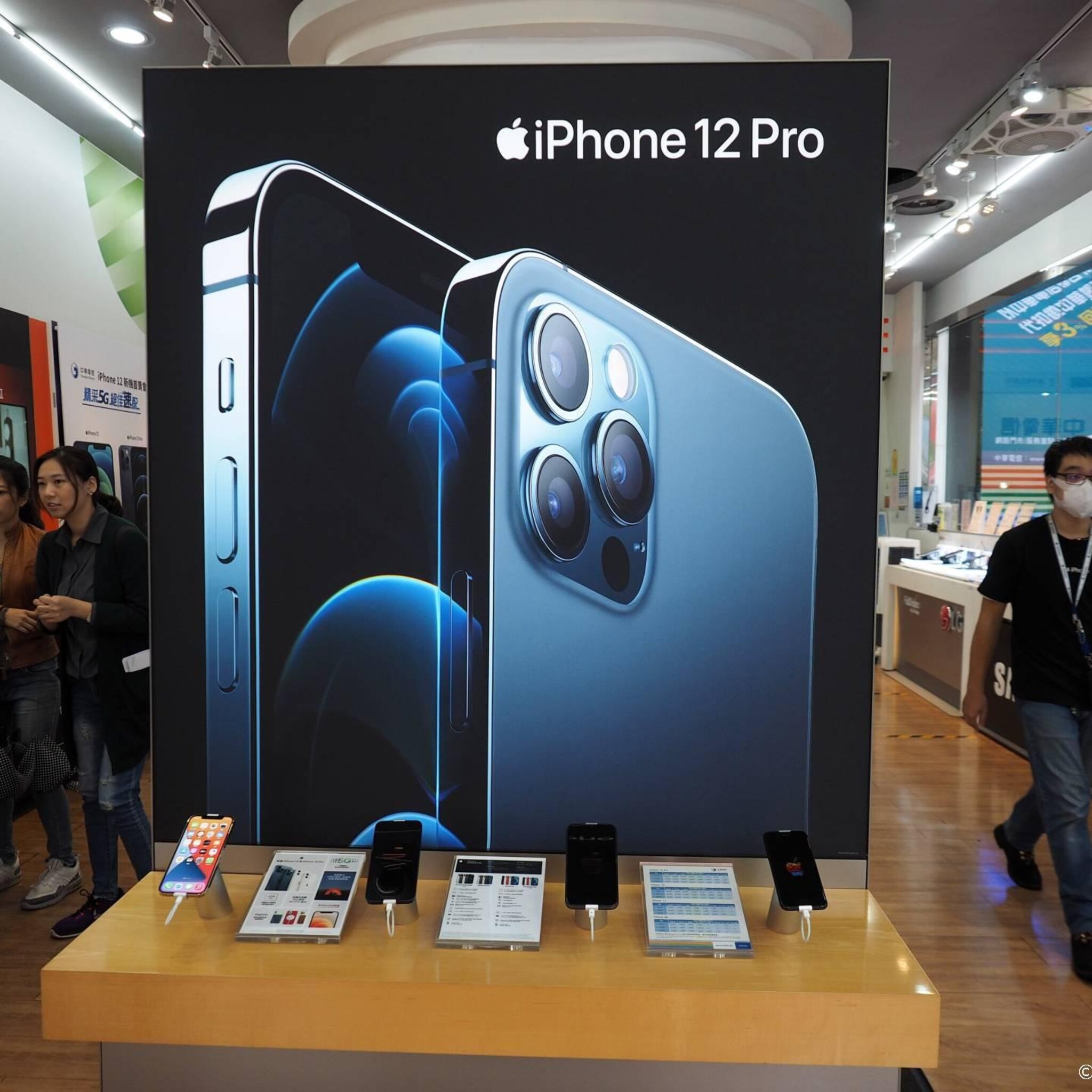 apple krijgt miljoenenboete om verkoop iphone zonder oplader