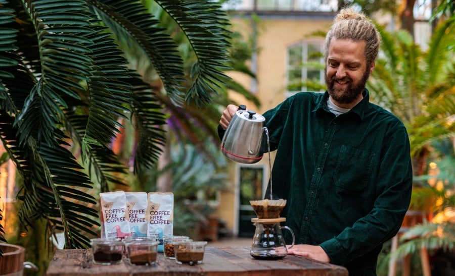 Ceo David Klingen presenteert het eerste kopje Coffee Free Coffee in de Hortus Botanicus. Foto: Coffee Free Coffee