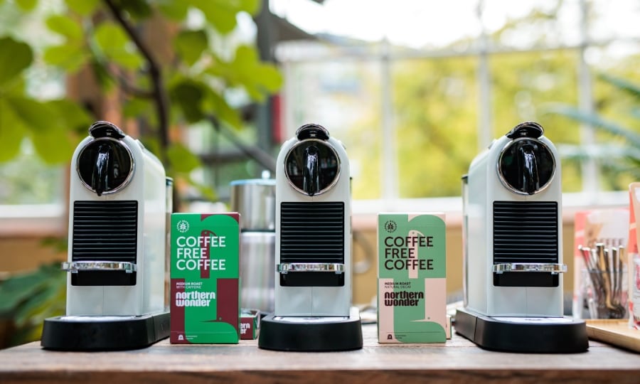 Coffee Free Coffee is verkrijgbaar als filtermaling en in composteerbare Nespresso compatible cups met en zonder cafeïne.