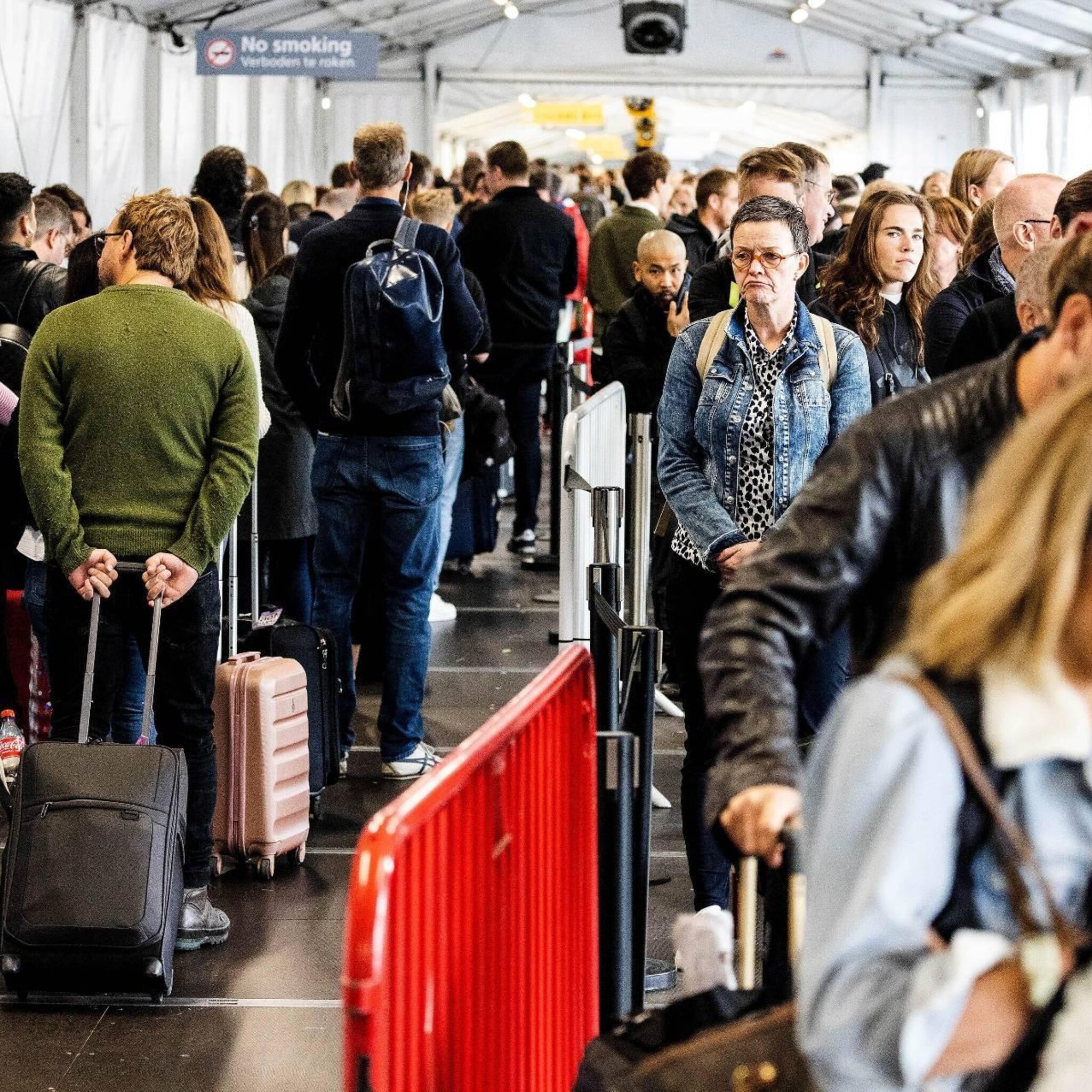 vrees voor langere rijen schiphol in herfstvakantie en corona