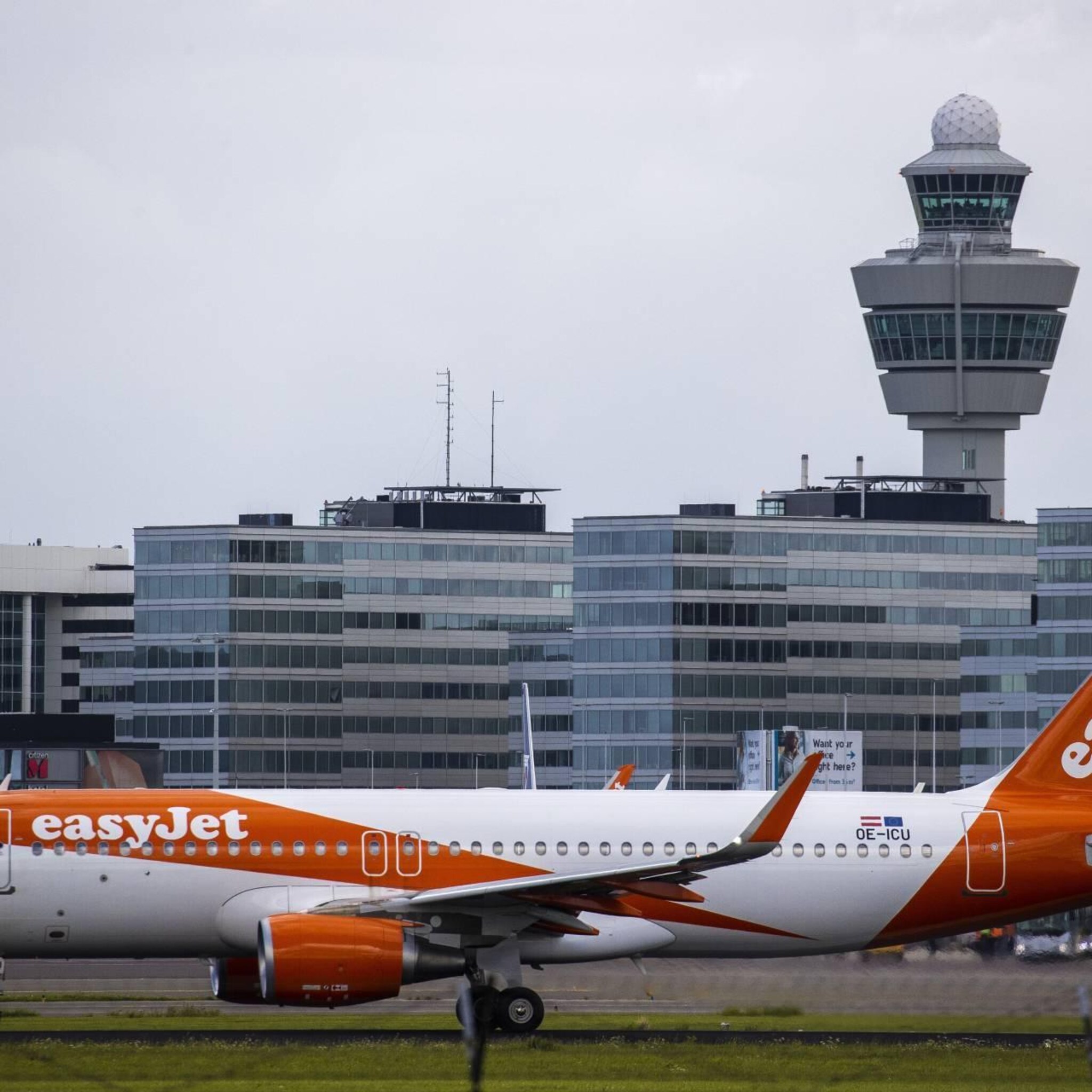 easyjet blijft ondanks chaos trouw aan schiphol